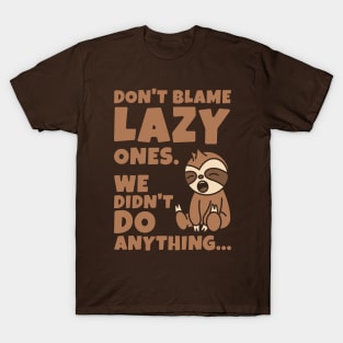 Cute Funny Yawning Lazy Sloth - dark T-Shirt